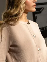 Cardigan tejido color beige, marca Ninety. Escote a la base y abertura central con botones metálicos. Delantera con bolsillos simulados.