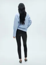 Pantalón negro de efecto piel, corte slim fit, cintura elástica y diseño largo.