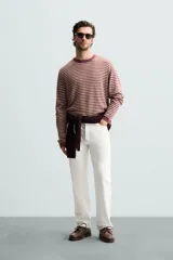 Jersey de hombre de corte regular, con cuello redondo y manga larga. Diseño a rayas horizontales en color borgoña y beige.