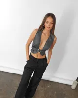 Top de ecocuero gris, con diseño ajustable y escote en V.