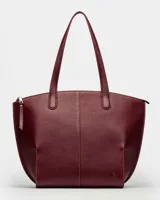 Bolso shopper de cuero graneado color marrón, con doble asa y cierre superior.