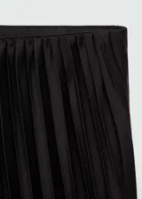 Falda midi plisada color negro, de tiro alto y corte evasé.