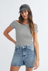 Remera de mangas cortas con escote off-shoulder a rayas horizontales blancas y negras.