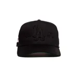 Gorra negra con visera curva y logo "LA" bordado en el frente. Tiene la frase "Mi Casa Su Casa" bordada en el frente.
