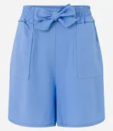 Short runner celeste de viscolino, con cintura elástica, lazo decorativo y bolsillos laterales.
