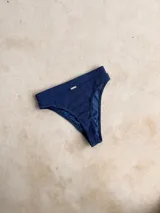 Bottom de bikini de tiro alto, con diseño colaless y forro, color azul brillante.