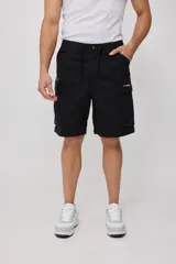 Bermuda cargo negra con bolsillos laterales y logo de la marca en la pierna derecha.