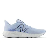 Championes New Balance modelo 411 para mujer, color celeste claro con detalles en azul oscuro y logo 'N' en negro. Tienen una suela gruesa de espuma blanca texturizada.