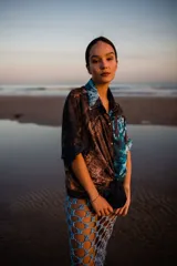 Pollera tejida a mano con textura red en hilado de lino con lurex.