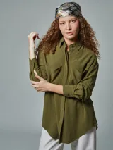Camisa oversize color ladrillo confeccionada en lino, con cuello clásico, manga corta y bolsillo en el pecho.