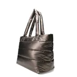 Bolso tipo tote bag negro con diseño acolchado y estampado con la frase "This Moment" en color naranja.