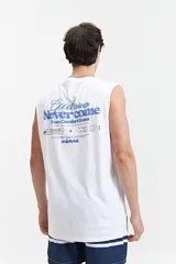Musculosa blanca de algodón con corte oversize y cuello redondo. Estampado con lettering en el frente.