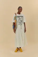 Vestido largo color crudo, con estampado de tucanes y flores. Corte holgado, cuello redondo y mangas cortas.