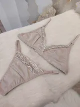 Conjunto de ropa interior color nude, compuesto por un corpiño triangular de algodón con detalles de encaje y una tanga a juego.