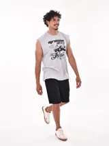 Musculosa gris con estampado de auto clásico y texto en negro.