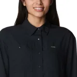 Camisa de manga larga Columbia Silver Ridge Utility, color negro, con protección solar FPU 50 y tecnología hidroabsorbente Omni-Wick. Cuenta con ventilación, bolsillo en el pecho y está hecha de material reciclado.