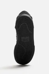 Zapatillas de skate negras con detalles en denim y cuero serraje.