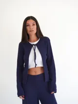 Saco color beige de tejido de punto con textura acanalada.