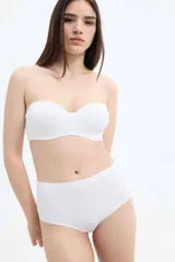 Soutien strapless color beige, con aro y copas preformadas, confeccionado en microfibra second skin.