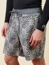 Bermuda de baño gris con estampado de flores blancas.