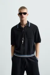 Polo de hombre relaxed fit, tejido de punto con viscosa, color azul marino. Tiene cuello solapa con cierre frontal de botonadura, manga corta, bolsillo de parche en el pecho y rib en los puños y el bajo.