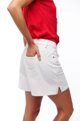 Short blanco de tiro alto con bolsillos laterales y botón dorado.