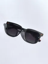 Lentes de sol negros con marco cuadrado y detalles rojos. Lentes con protección UV 400 y tecnología polarizada. Marca Osten, modelo Bali 2602.