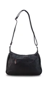 Cartera bandolera negra de cuero sintético con correa extensible. Tiene dos compartimentos principales con cierre, un bolsillo trasero con cierre y dos bolsillos frontales, uno con botón y otro con cierre.