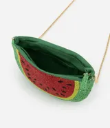 Cartera hobo con forma de sandía, confeccionada en abalorios de colores rojo, verde, amarillo y negro. Tiene asa transversal de cadena dorada y cierre de cremallera.