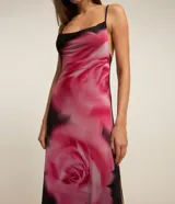 Vestido midi negro de tul con estampado de una rosa rosa en el frente, breteles finos y escote redondo.