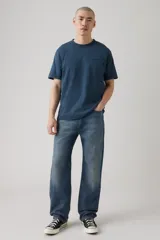 Pantalón de jean azul de corte recto y holgado.