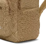 Mochila Nike Heritage Eugene color beige con logo blanco estampado en el frente. Cuenta con un compartimento principal con cierre de doble cremallera, un bolsillo frontal con cierre y un bolsillo lateral abierto. Tiene correas acolchadas ajustables y asa de mano en la parte superior.