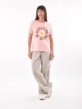 Remera verde con estampado de flor en colores contrastantes, de corte clásico y manga corta.