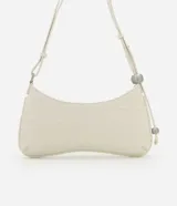 Cartera baguette color blanco con textura croco, correa de hombro con esferas plateadas y cierre de cremallera.