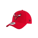 Gorra roja de béisbol New Era modelo 9FORTY con el logo de los Chicago Bulls bordado en el frente.
