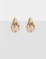 Aros colgantes cortos dorados con forma de gota y strass multicolor.