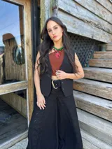 Collar corto con cuentas de coral, cerámica y acrílico en tonos naranja, rojo, marrón y verde. Dije de hoja pintado a mano en color rojo. Cierre con cadena de acero quirúrgico y ganchito para regular el largo.