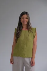 Musculosa color verde pistacho con volados en los hombros y botones de nácar en la espalda.