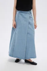 Falda larga de jean celeste con corte evasé, diseño cruzado y ruedo desflecado.