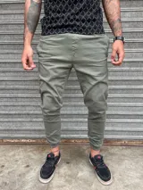 Babucha de gabardina verde militar, con elasticidad en el tobillo y diseño de múltiples bolsillos.