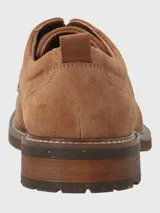 Zapato acordonado de cuero color marrón claro, con suela de goma y detalle de tirador en el talón.