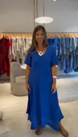 Vestido largo azul francia de corte acampanado y manga corta, con detalle de picos desiguales en el bajo.