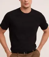Remera de hombre confeccionada en algodón y poliéster, de corte regular, manga corta, cuello redondo y textura waffle.
