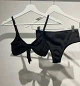 Conjunto de bikini color ocre, con corpiño tipo top con nudo central y bombacha vedetina de tiro alto.