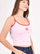 Musculosa gris con breteles finos y bordado de un cangrejo rojo en el pecho.