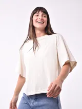 Remera negra de corte holgado y mangas cortas.