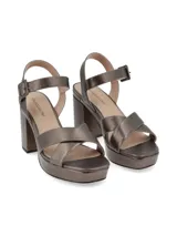 Sandalias de cuero color canela con plataforma y tacón ancho. Tiras cruzadas en el empeine y pulsera ajustable con hebilla en el tobillo.
