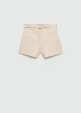 Short color beige de lino y algodón, tiro medio, corte skinny, cierre de lazo y cremallera invisible en el lateral.