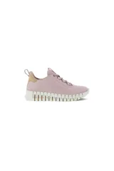 Zapatillas deportivas blancas con suela flexibles y diseño contemporáneo.