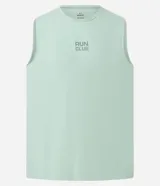 Musculosa deportiva sin mangas, color verde menta, con cuello redondo y un pequeño estampado centrado en el pecho con el texto "RUN CLUB".